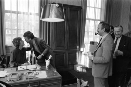 Van links naar rechts mevrouw Van Alphen-van der Zwam, Cees De Galan (PvdA) en V, Bestanddeelnr 931-7886
