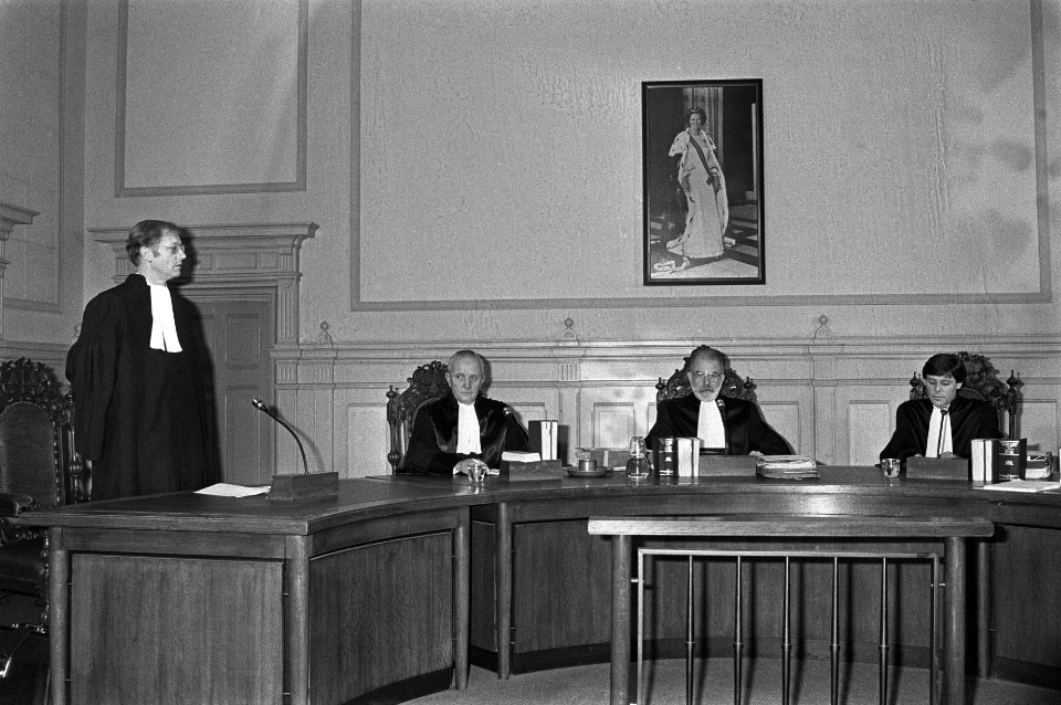 Van links naar rechts mr. W. Koops , mr. E.H. Thijssen en mr. L.C. van der Plas, Bestanddeelnr 931-8292