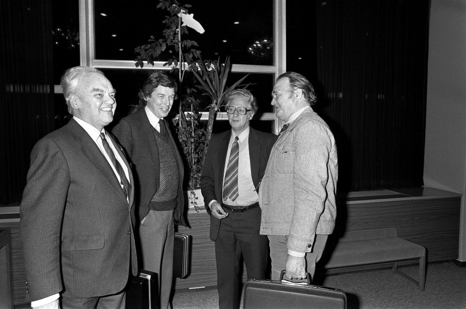 Van links naar rechts minister Albeda (CDA), Kok (voorzitter FNV), Van der Molen, Bestanddeelnr 931-8398