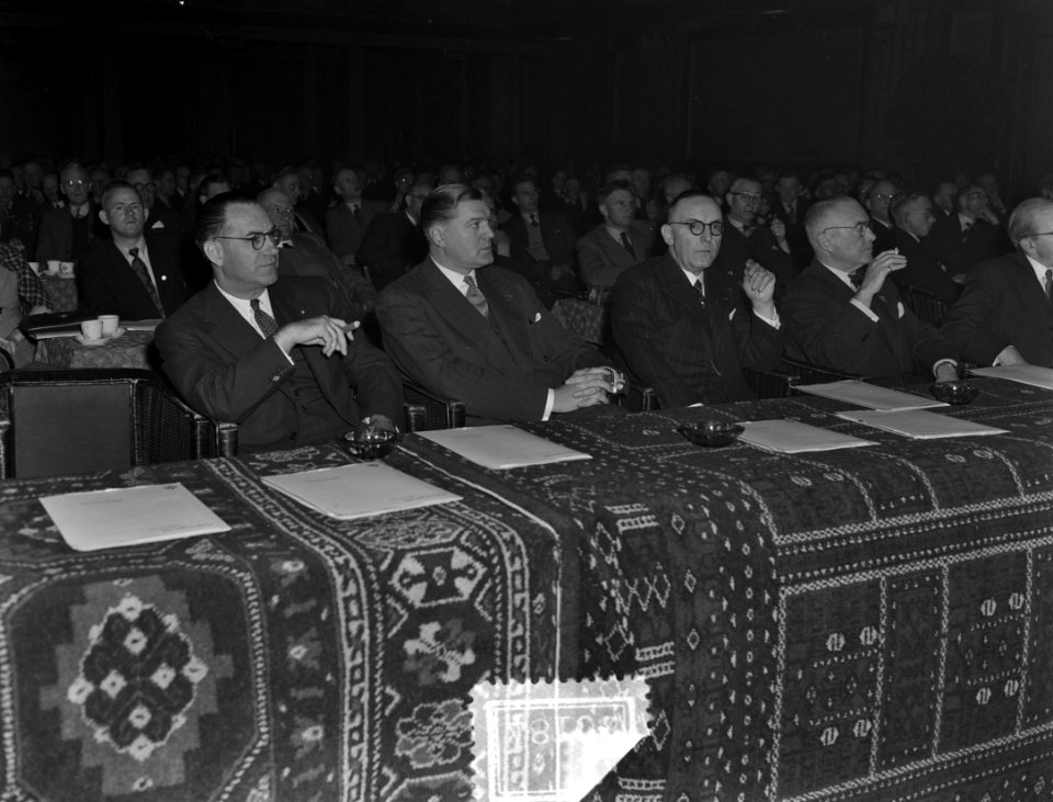 Van links naar rechts Minister Van der Brink Peters Teulings Kortenhorst, Bestanddeelnr 904-8108