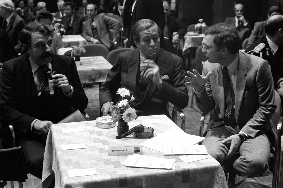 Van links naar rechts Minister Van der Louw (CRM), Prins Claus en ANP-direkteur , Bestanddeelnr 931-8264
