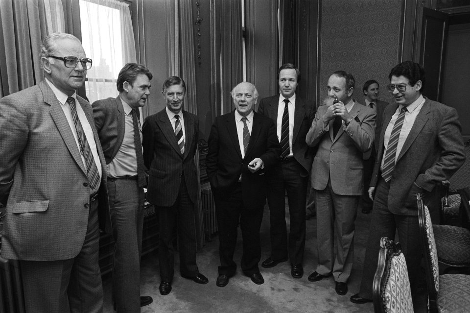 Van links naar rechts minister Van der Stee (CDA), informateur De Galan (PvdA), , Bestanddeelnr 931-7749