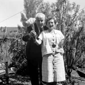 Van de Poll met zijn vrouw Hildegard Eschen in de tuin, Bestanddeelnr 254-1924