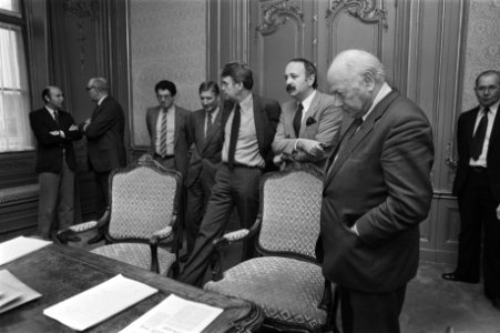 Van links naar rechts minister Van Thijn (PvdA), premier Van Agt (CDA), informat, Bestanddeelnr 931-7858