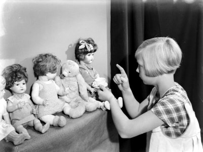 Van de Polls stiefdochter Renée met poppen, Bestanddeelnr 189-0805