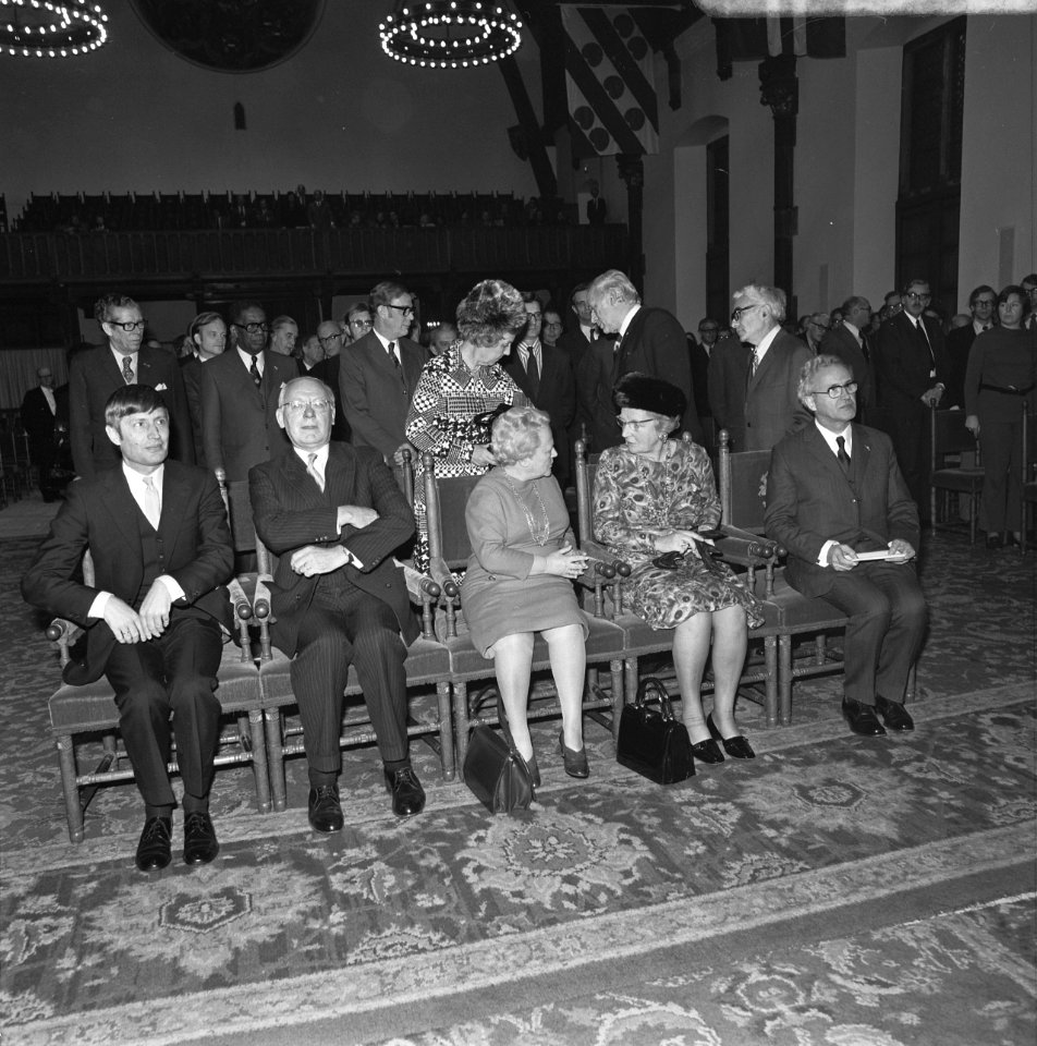Van links naar rechts minister van Agt, voorzitter van de Tweede Kamer Vondeling, Bestanddeelnr 926-8813