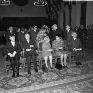 Van links naar rechts minister van Agt, voorzitter van de Tweede Kamer Vondeling, Bestanddeelnr 926-8813