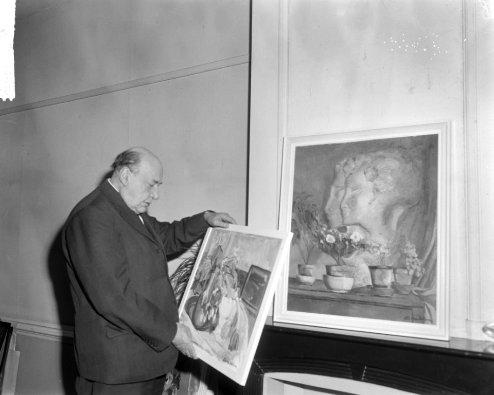 Van Dalsum schilderijenexpeditie in Den Haag , Albert van Dalsum aan het inricht, Bestanddeelnr 917-4652