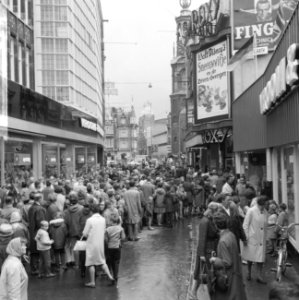 Van de vakantieverblijven naar de stad (door de verregende zomer). Drukte voor b, Bestanddeelnr 918-0193