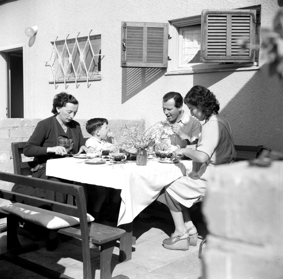 Van de Polls (toekomstige) vrouw Hildegard Eschen in Israël met het gezin Kahle, Bestanddeelnr 254-1931