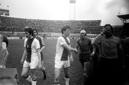 Van de Kerkhof (PSV) (met verband om het hoofd) verlaat met Ruud Krol (Ajax) het, Bestanddeelnr 927-8947