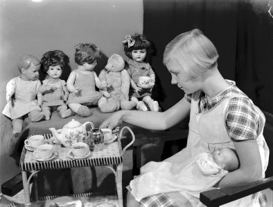 Van de Polls stiefdochter Renée met poppen en een theeserviesje, Bestanddeelnr 189-0804