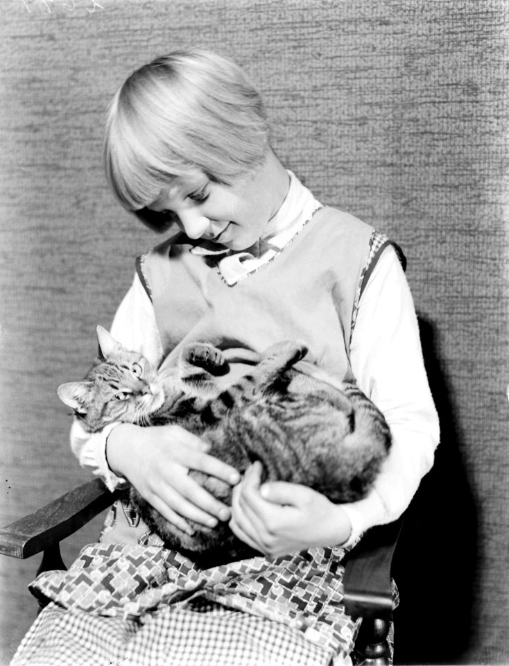 Van de Polls stiefdochter Renée met een poes op schoot, Bestanddeelnr 252-1483