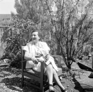 Van de Polls vrouw Hildegard Eschen in de tuin, Bestanddeelnr 254-1921