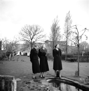 Van de Polls stiefdochters Renée en Hans (rechts) en een onbekende vrouw in de t, Bestanddeelnr 252-1917