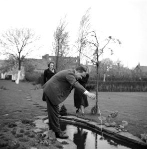 Van de Polls stiefdochters Renée en Hans met de heer Numann in zijn tuin, Bestanddeelnr 252-1916