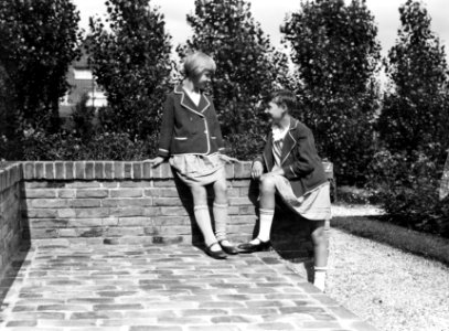 Van de Polls stiefdochters Hans (rechts) en Renée in het plantsoen op de Israels, Bestanddeelnr 252-1223