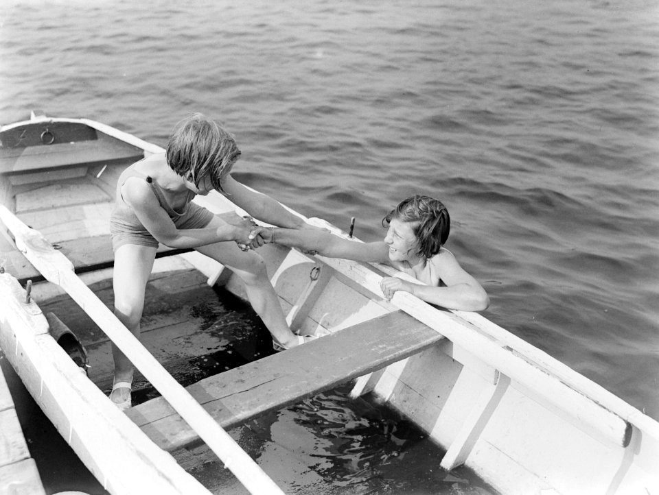 Van de Polls stiefdochters Hans (rechts) en Renée bij een roeiboot, Bestanddeelnr 189-0635