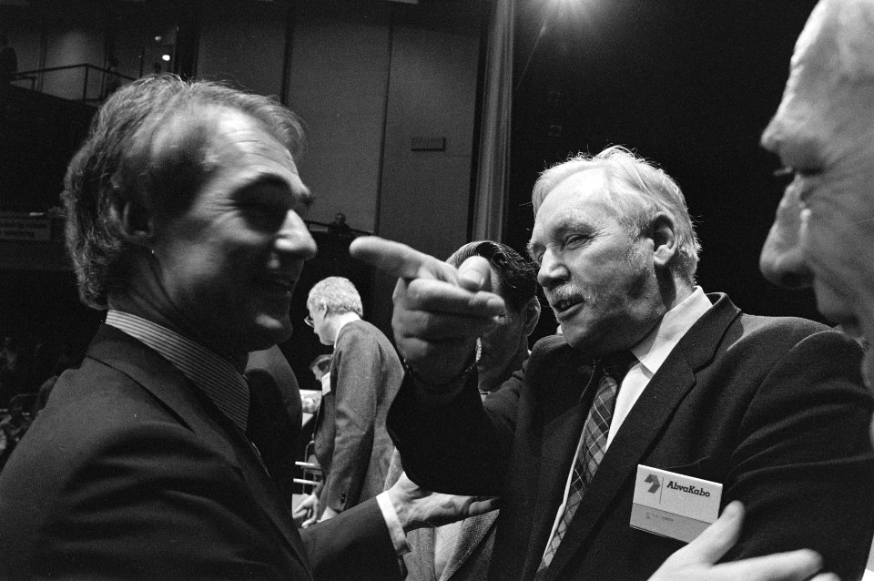 Van der Scheur (r.) wijst minister de Korte zijn plaats, Bestanddeelnr 933-6080