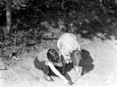 Van der Polls stiefdochters Hans (links) en Renée in het bos, Bestanddeelnr 190-1304 photo