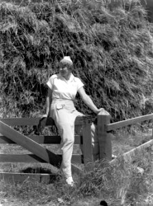 Van der Polls vrouw Nell Langlais in een bos op de Veluwe, Bestanddeelnr 189-0502