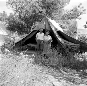 Van de Polls (toekomstige) vrouw Hildegard Eschen in Israël voor een tent, Bestanddeelnr 254-1933