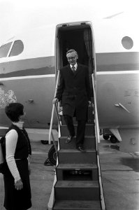 Van der Stoel terug uit Rusland op Schiphol Van der Stoel op vliegtuigtrap, Bestanddeelnr 927-1551