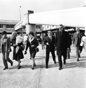 Van der Stoel naar Mouskou vlnr op platform mevrouw Van der Stoel , mevrouw, Bestanddeelnr 927-1415