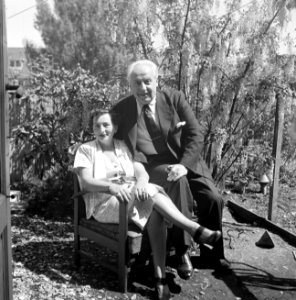 Van de Poll met zijn vrouw Hildegard Eschen in de tuin, Bestanddeelnr 254-1925