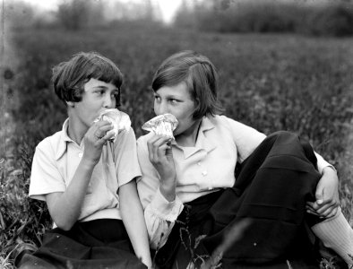 Van de Polls stiefdochter Hans (rechts) en een vriendinnetje Willy eten Ermi roo, Bestanddeelnr 189-0417