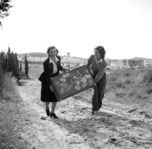 Van de Polls (toekomstige) vrouw Hildegard Eschen in Israël, Bestanddeelnr 254-1932 photo