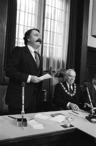 Van der Louw (staand) aan het woord, rechts Van der Ploeg, Bestanddeelnr 931-6951