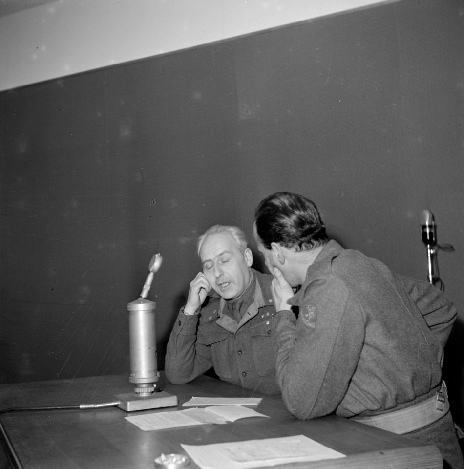 Van de Poll als officier geïnterviewd in een radiostudio, Bestanddeelnr 255-9074
