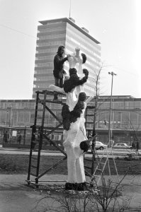 Van der Linden aan het werk voor het gebouw van de Nederlandsche Bank, Bestanddeelnr 924-4411