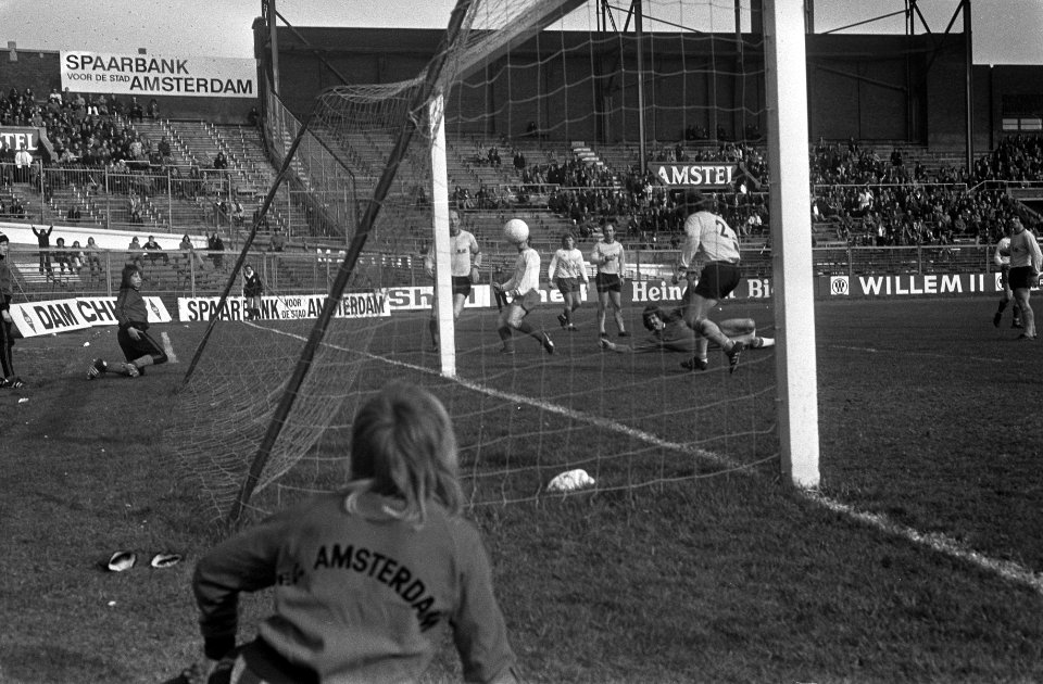Van de Merkt (achter bal) scoort tweede doelpunt, op de grond keeper Geilman, Bestanddeelnr 927-0542