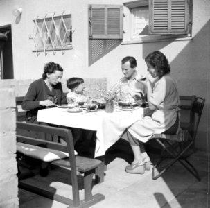Van de Polls (toekomstige) vrouw Hildegard Eschen in Israël met het gezin Kahle, Bestanddeelnr 254-1929