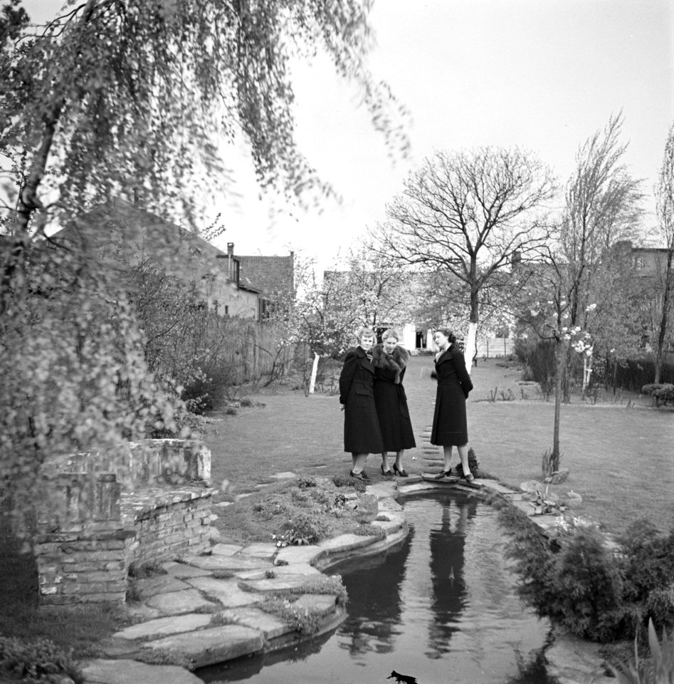 Van de Polls stiefdochters Hans en Renée en een onbekende vrouw in de tuin van d, Bestanddeelnr 252-1919