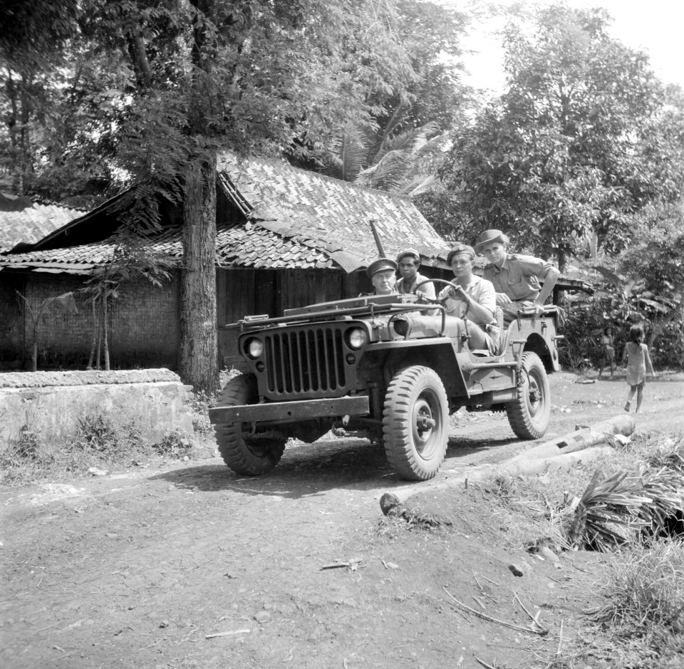 Van de Poll in uniform in een jeep bij Depok in Nederlands-Indië, Bestanddeelnr 254-5372