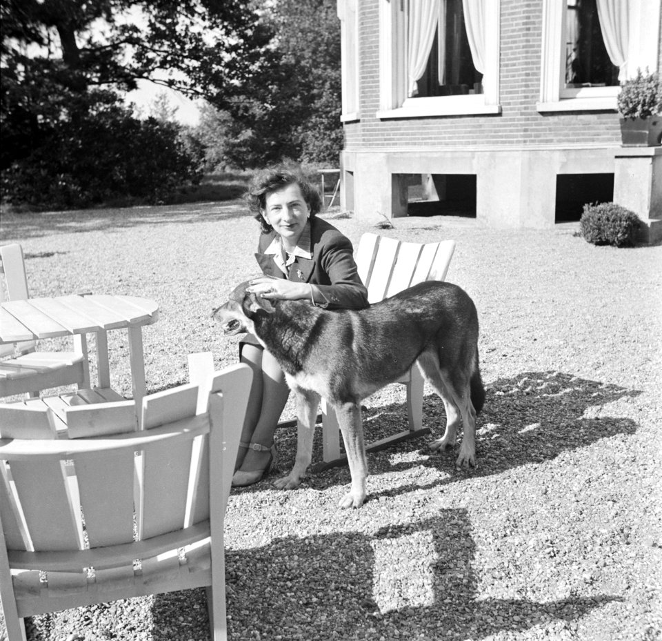 Van de Polls vrouw Hildegard Eschen in Heelsum, Bestanddeelnr 254-1919