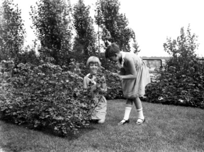 Van de Polls stiefdochters Hans (rechts) en Renée in het plantsoen op de Israels, Bestanddeelnr 252-1222