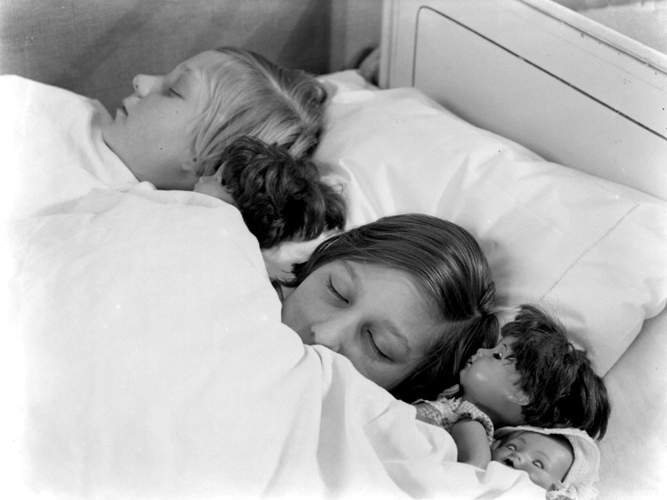 Van de Polls stiefdochters Hans en Renée (links) slapend in bed met drie poppen, Bestanddeelnr 189-0975