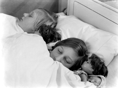 Van de Polls stiefdochters Hans en Renée (links) slapend in bed met drie poppen, Bestanddeelnr 189-0975