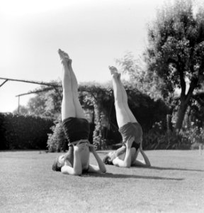 Van de Polls stiefdochters Renée (rechts) en Hans doen gymnastiek, Bestanddeelnr 255-9726