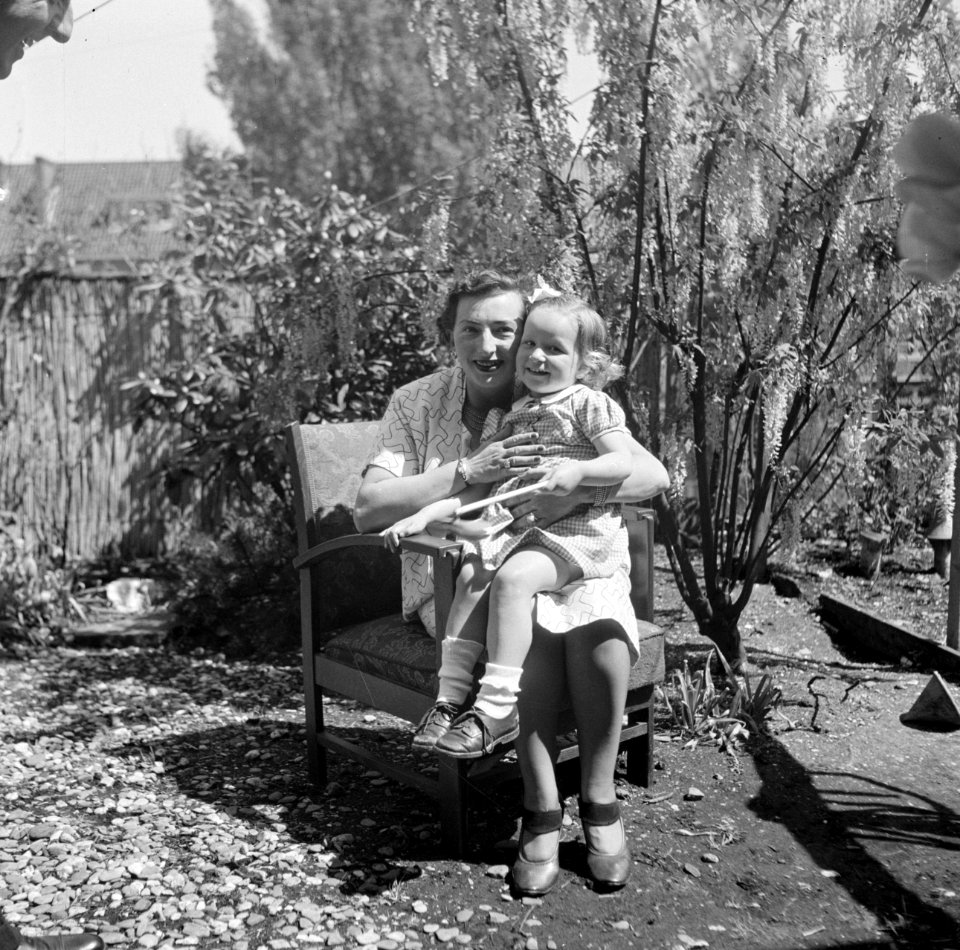 Van de Polls vrouw Hildegard Eschen in de tuin, waarschijnlijk met Yvonneke, Bestanddeelnr 254-1922
