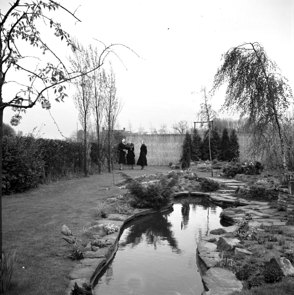 Van de Polls stiefdochters Renée en Hans en een onbekende vrouw in de tuin van d, Bestanddeelnr 252-1914