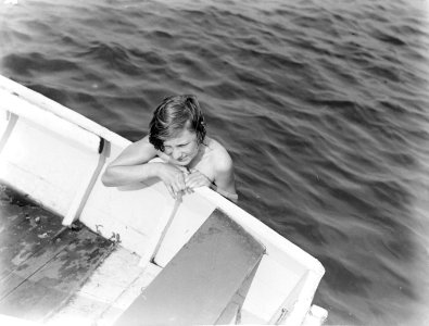 Van de Polls stiefdochter Hans bij een roeiboot, Bestanddeelnr 189-0634 photo