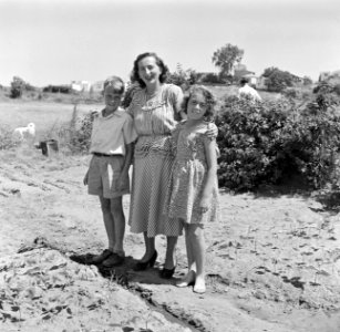 Van de Polls vrouiw Hildegard Eschen met twee kinderen in Israël, Bestanddeelnr 254-1926