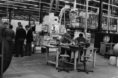 Van Doornes Transmissie in Tilburg werknemers aan het werk in de fabriek, Bestanddeelnr 933-1657
