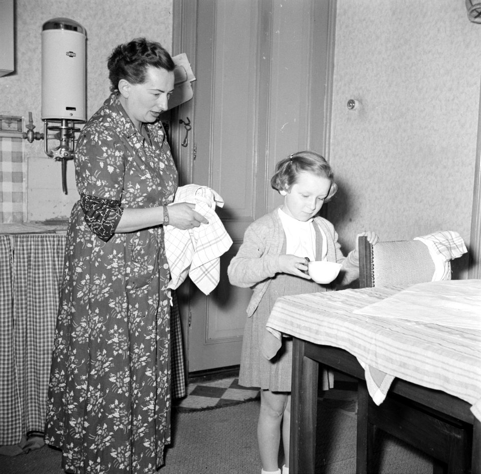 Van de Polls vrouw Hildegard Eschen met Yvonneke, Bestanddeelnr 254-1915