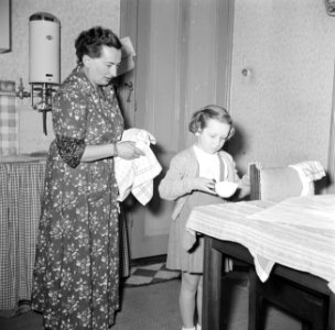 Van de Polls vrouw Hildegard Eschen met Yvonneke, Bestanddeelnr 254-1915